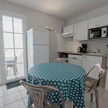 Fonctionnel Intra-muros Avec Cour Et Garage Securise - Fr-1-835-1 Appartement Saint-Martin-de-Ré